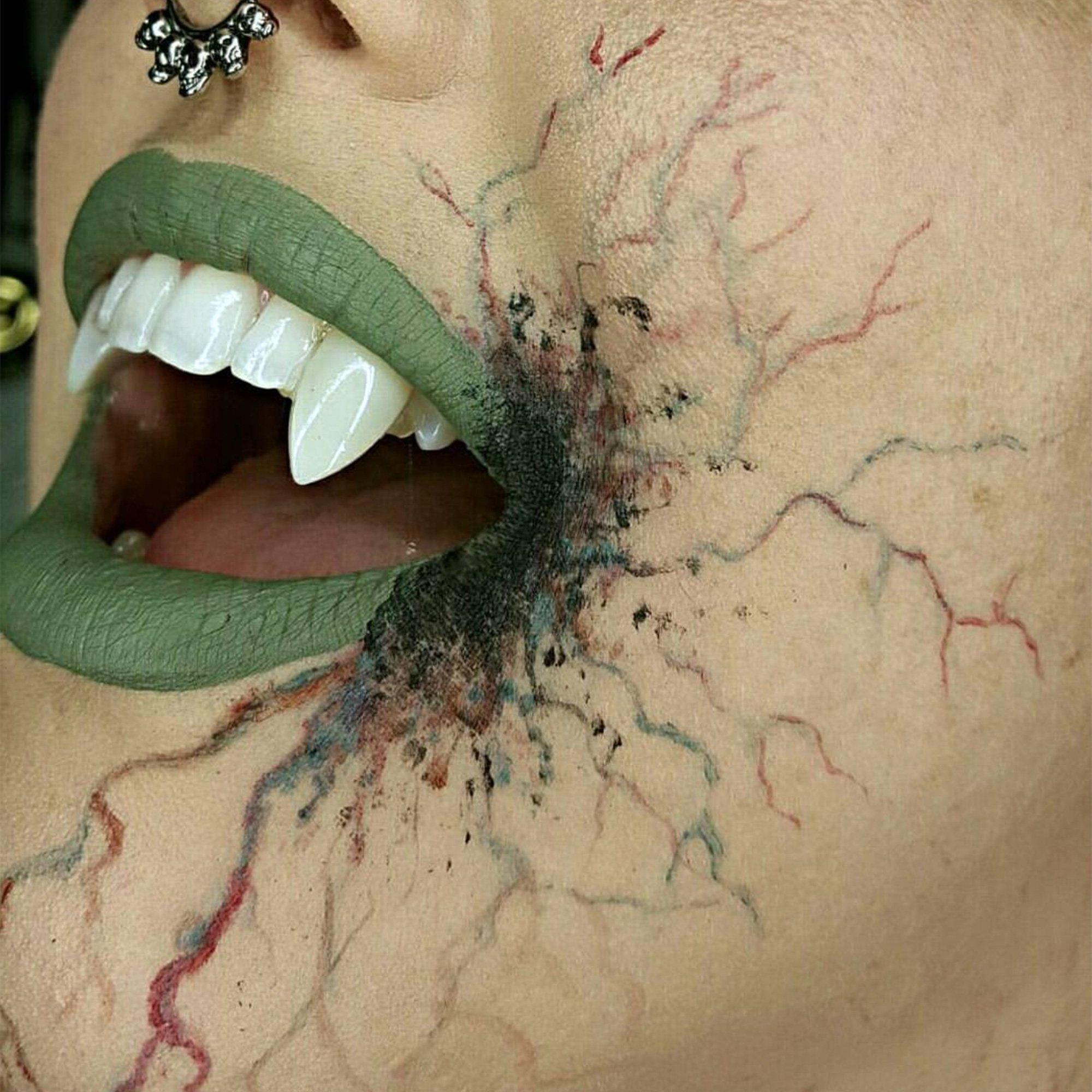 Scarecrow™ Classic Deluxe Vampire Fang Set. 18mm. 2pc